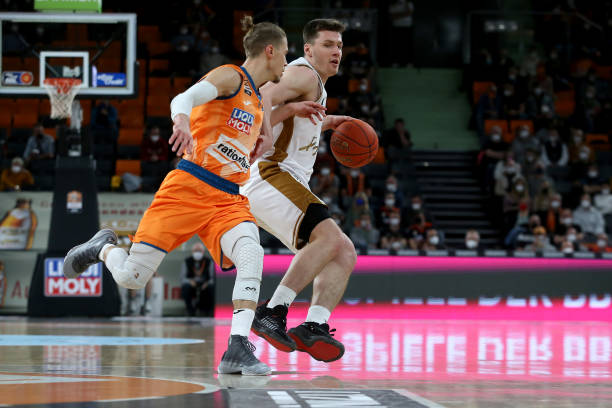 以及她在次 以及她在次